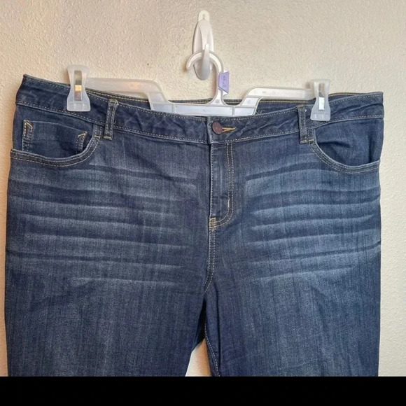 SIMPLY Vera Wang denim rolled cuffed capris. Stretchy
Size: 16 - Picture 2 of 10